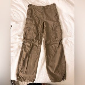ARITZIA Supply Cargo Pants in size 6, color turner taupe!!